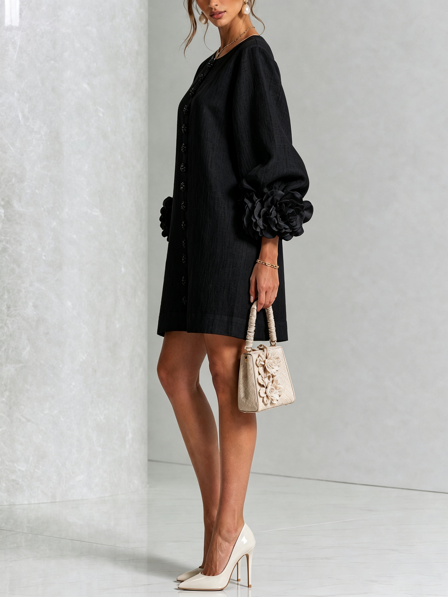 Cecilia | Vestido Mini de Lino Mezclado con Puños de Rosa, Negro