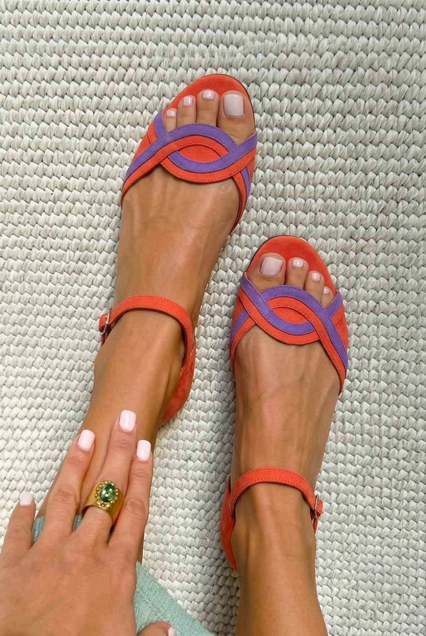 Sandalias de ante bajas de punta abierta entrelazadas con tira al tobillo