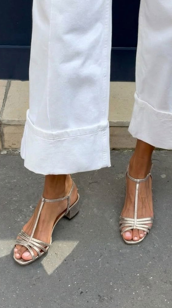 Sandalias metalizadas con hebilla, tira en T y tacón de bloque