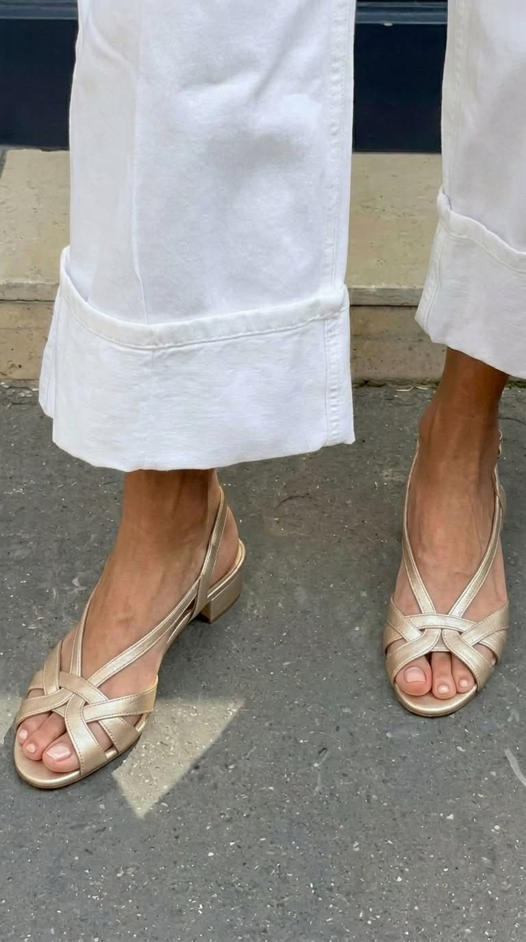 Sandalias slingback nude de piel con tiras cruzadas y tacón bajo