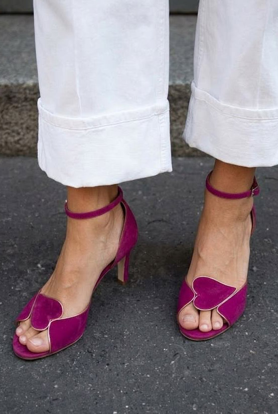 Tacones kitten peep toe magenta con tira al tobillo y corazón