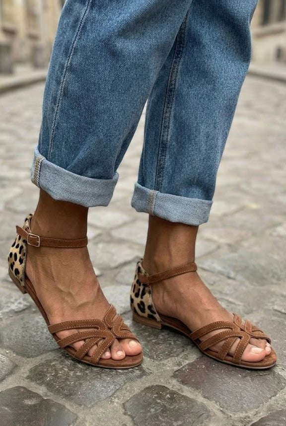 Sandalias casual bajas de punta abierta con tira al tobillo y tiras cruzadas
