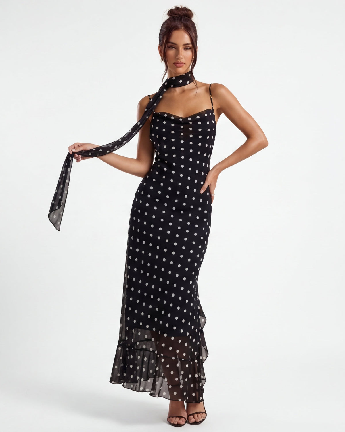 NOA | VESTIDO DE PUNTOS ELEGANTE CON CINTA EN EL CUELLO