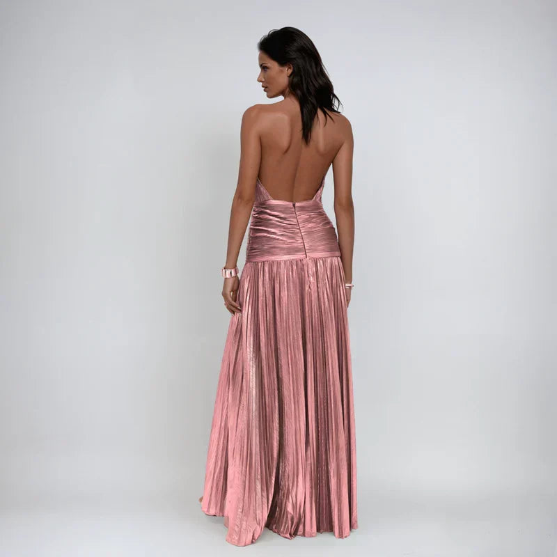 Emma | Vestido Halter con Espalda Abierta en Acabado Metálico